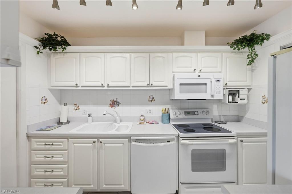 HIDDEN LAKE VILLAS - Residential