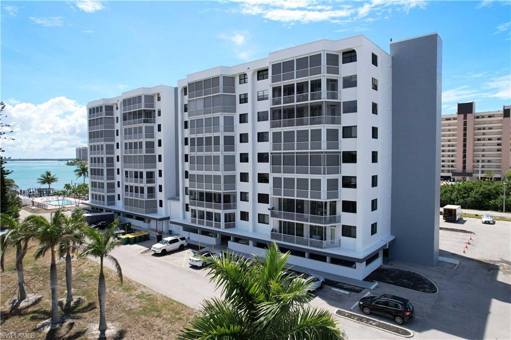MARINA TOWERS & YACHT CLUB - Residential