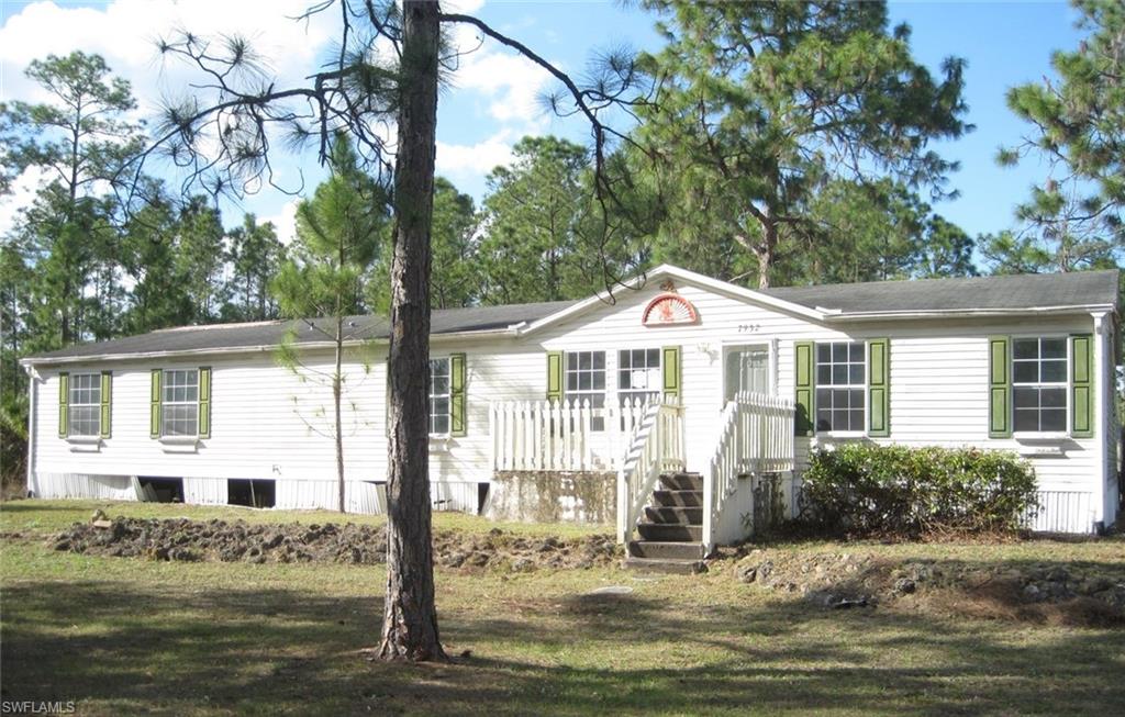 COME SEE THIS MANUFACTURED HOME ON 1.25 ACRES WITH 5 BEDS AND 3 FULL BATHS. OVER 2100 SQFT OF LIVING AREA, FAMILY ROOM WITH FIREPLACE, AND LARGE CLOSETS. CLOSE PROXIMITY TO LEHIGH ACRES AMENITIES. MAKE YOUR APPOINTMENT TODAY!!