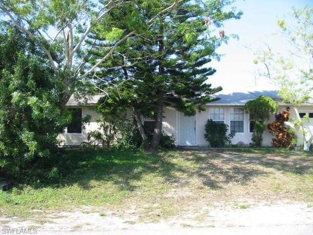 This is a nice three bedroom, two bathroom single family home. It would be great for a person starting out or downsizing or for the investor! This home is in a great neighborhood, and great location!
Call Today! The price is right!