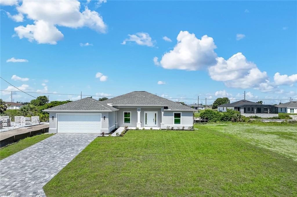 Nueva y hermosa casa FRENTE AL AGUA, de 4 habitaciones y 3 baños construida en bloques de hormigón y en la codiciada zona noreste de Cape Coral. El vendedor está dispuesto a contribuir a los gastos de cierre del comprador. Vea el recorrido virtual. ¡NO SE ENCUENTRA EN ZONA INUNDABLE! Este popular modelo Verona incluye VENTANAS Y PUERTAS RESISTENTES A HURACANES (no se necesitan contraventanas), una amplia y luminosa sala de estar de concepto abierto con pisos de baldosas, techos altos y puertas corredizas de 3 paneles que permiten la entrada de abundante luz natural y ofrecen vistas al agua. La luminosa cocina de chef cuenta con una enorme isla, gabinetes modernos con cierre suave, encimeras de cuarzo y un acogedor rincón para desayunar. La espaciosa habitación principal tiene un luminoso baño privado con encimeras de cuarzo, lavabos dobles, una ducha de azulejos, y vestidor walk-in. Una segunda habitación principal opcional cuenta con un baño moderno y luminoso y acceso directo a la espaciosa terraza. Dos dormitorios adicionales y un tercer baño ofrecen mucho espacio para niños, invitados, una sala de estar, un espacio flexible o una oficina en casa. En un vecindario IDEAL PARA FAMILIAS, con fácil acceso a áreas para ir de compras, comer, divertirse y a poca distancia en auto de las famosas playas de arena blanca de Florida. ¡Programe su visita hoy mismo! ~~~~~~~ Brand new, beautiful WATERFRONT 4 bedroom/3 bath concrete block home in desirable NE Cape Coral. NO FLOOD ZONE! This popular Verona model features HURRICANE-RATED windows and doors (no shutters needed), a large and bright open-concept living space with tile floors throughout, soaring cathedral ceiling and 3-panel sliding doors for natural light and views of the water. The bright chef's kitchen features a huge island, modern cabinetry, Quartz countertops, stainless steel appliances, and relaxing breakfast nook. The large owner's bedroom has a bright ensuite bath with Quartz counter tops, dual sinks, a tiled step-in shower, and walk-in closet. An optional SECOND OWNER'S SUITE has a bright, modern bathroom and direct access to the spacious lanai. Two more bedrooms and a third bathroom provide lots of room for kids, guests, a den, a flex space or a home office. In a family-friendly neighborhood with convenient access to areas for shopping, dining, entertainment, and Florida's famous white-sand beaches. Schedule your showing today!