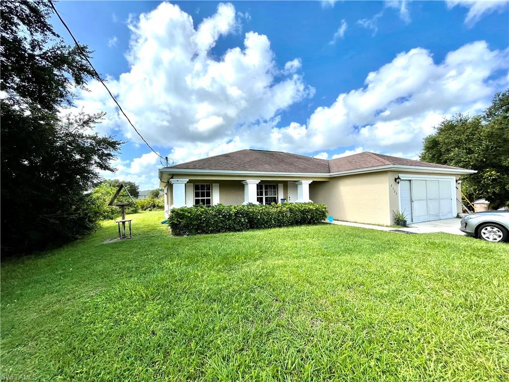 LOCATION !!!!!!!, Ready to Move!!! , Immaculate in great condition ,tile floor throughout , 3 bedroom, 2 bath home located in the West of Lehigh, just minutes away from shopping centers, restaurants.