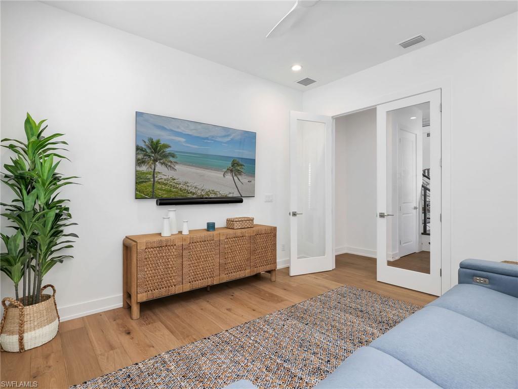 SEVEN SHORES - Residential