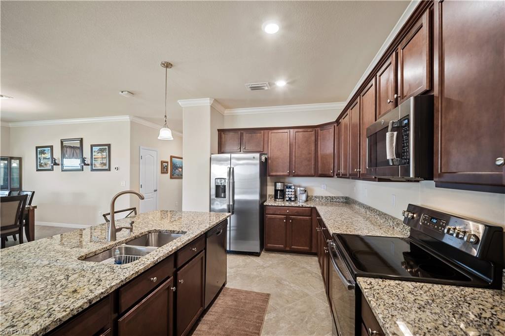 HAMPTON LAKES - Residential