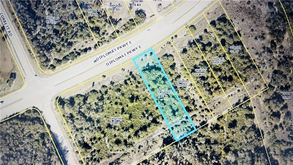 Lote Comercial Vago Pronto para Construir – Corbett Road Industrial Park, Cape Coral
Excelente oportunidade de investimento neste lote comercial vago de aproximadamente 41.251 pés quadrados (cerca de 0,95 acres), localizado no cobiçado Corbett Road Industrial Park, em Cape Coral, FL. Com zoneamento comercial/industrial, este terreno é ideal para construção de armazéns, negócios de contratação, instalações de armazenamento ou outros empreendimentos comerciais.
Localizado na Diplomat Pkwy E, o lote oferece fácil acesso e visibilidade em uma área estabelecida de uso industrial, cercada por propriedades comerciais semelhantes. A zona de inundação é classificada como Zona A, e a Zona de Evacuação é A — informações importantes a serem consideradas no planejamento do projeto.