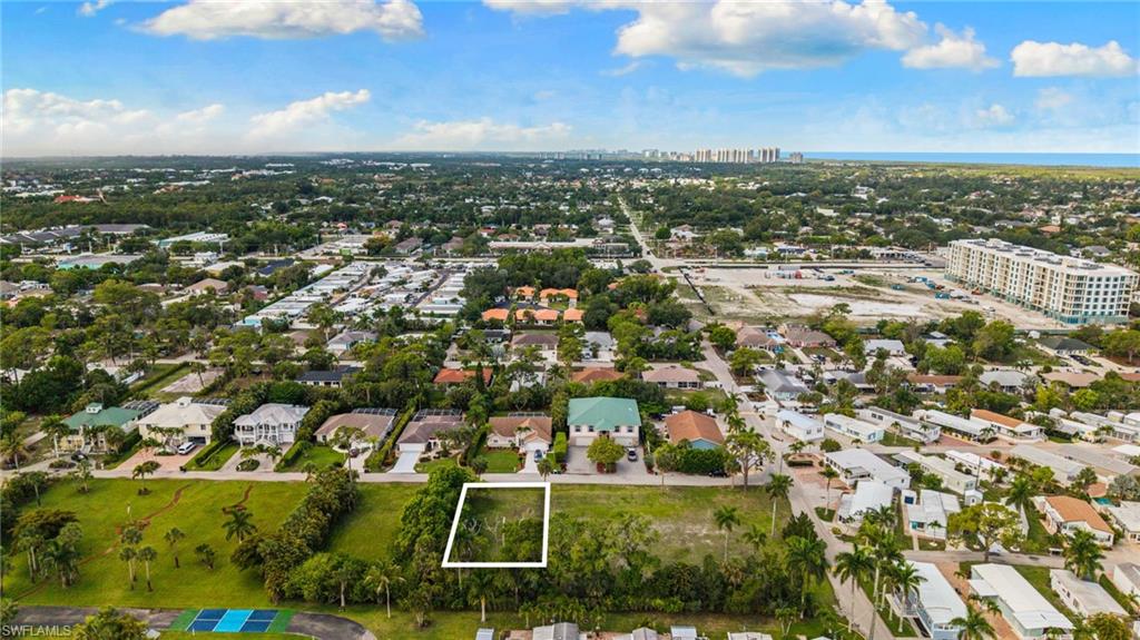 Outstanding location to build a single family or duplex.  Close to world renowned beaches, shopping and dining!