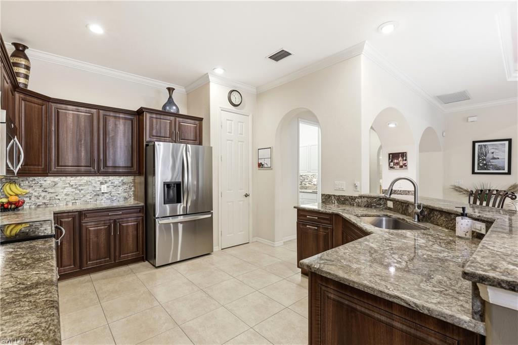 LONGSHORE LAKE - Residential