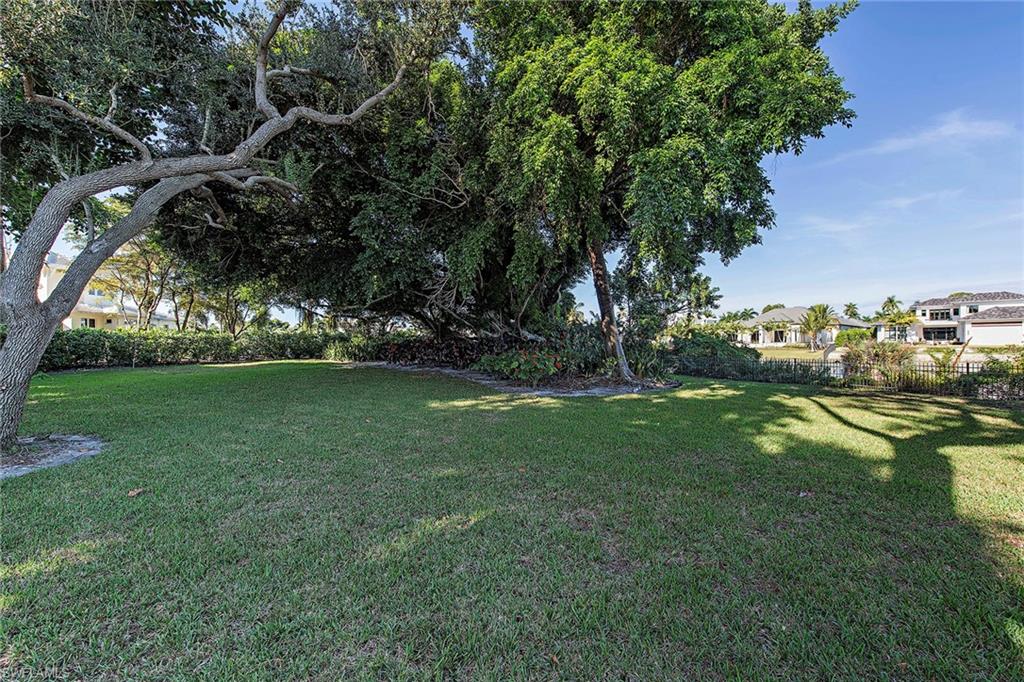 OLDE NAPLES - Land