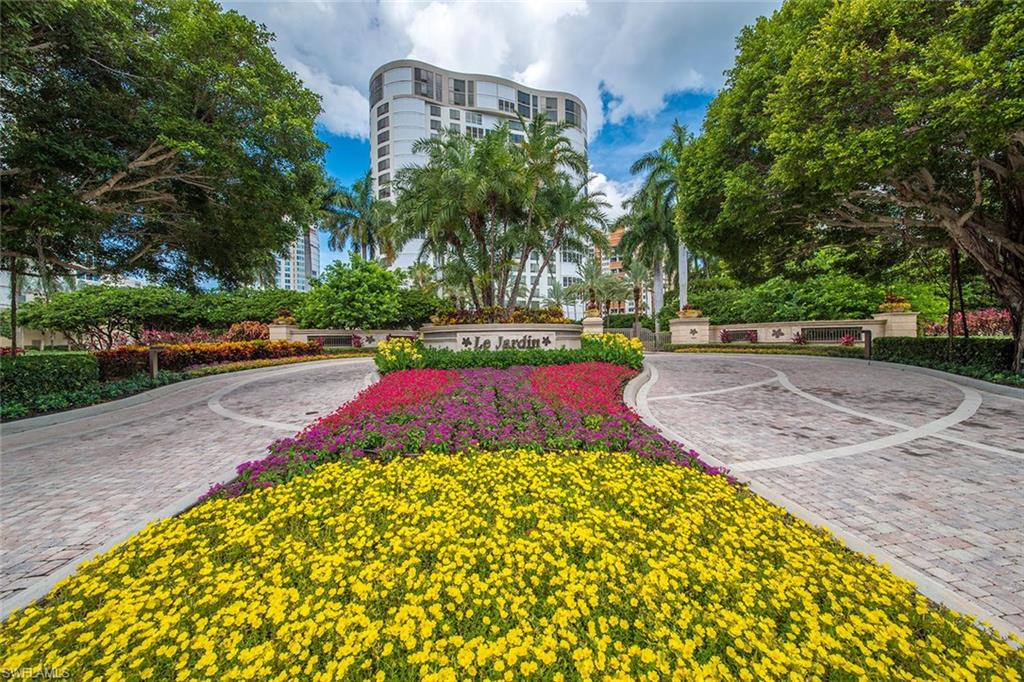 C.13781 - Live the dream with unobstructed views over the Gulf and Venetian Bay in this captivating 3 BR, 3.5 BA, sky home.  Sprawling over 3800 SQ FT, with 2 outdoor living areas, this home has something your family needs-Space.  Make your other home jealous; as you ascend to the double foyer and step inside a retreat with walls of windows, separate living area, great room, executive study, and 2 guest suites.  This residence embodies maximum living and minimum upkeep to culminate the perfect coastal lifestyle. The select community of Le Jardin is set along the fashionable waters of Park Shore and embraces all the amenities you would expect in a luxury tower.