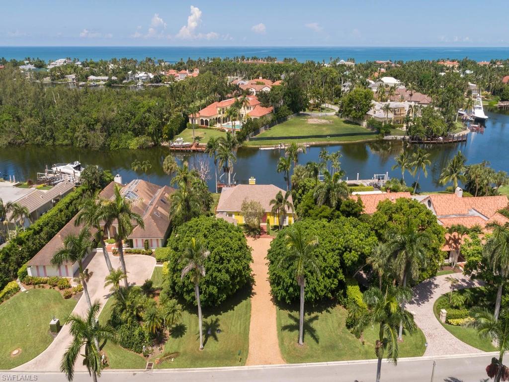 H.13397 - Highly sought after Western exposure single Port Royal lot with enchanting vistas over Old Harbor Cove. Conveniently close to the Port Royal Club amenities. Charming older home could work for interim residence.
