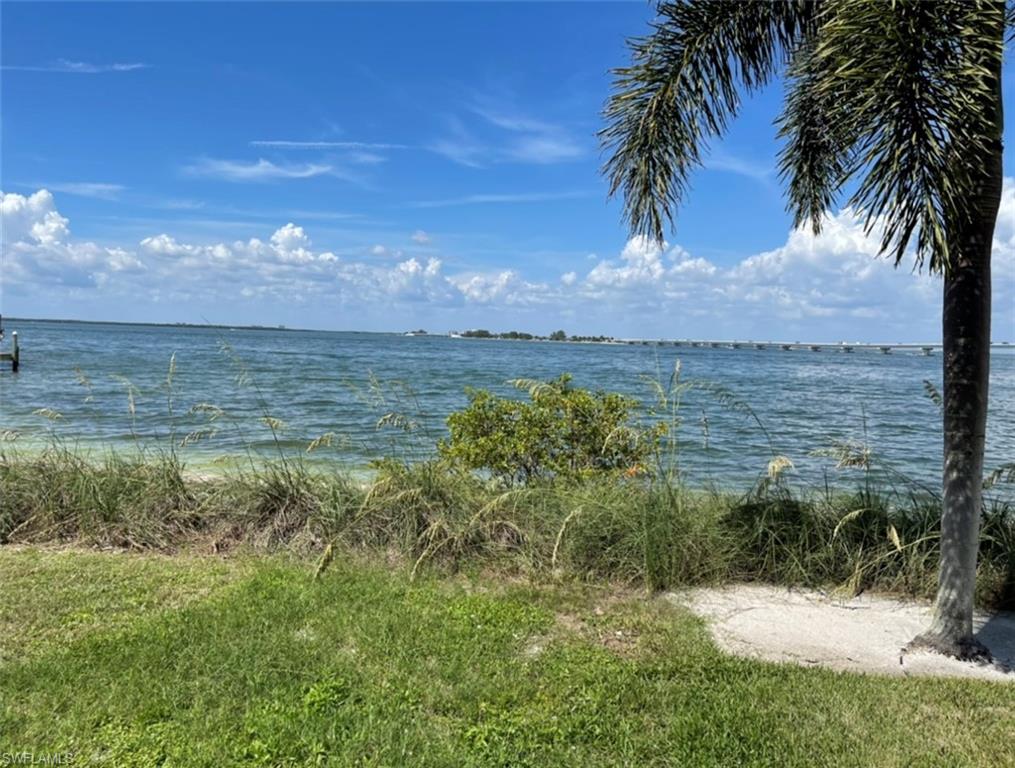 BAY BEACH - Land