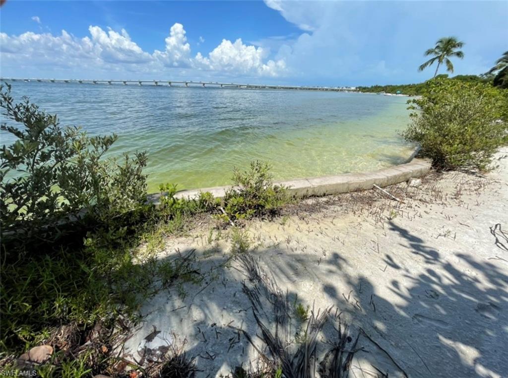 BAY BEACH - Land