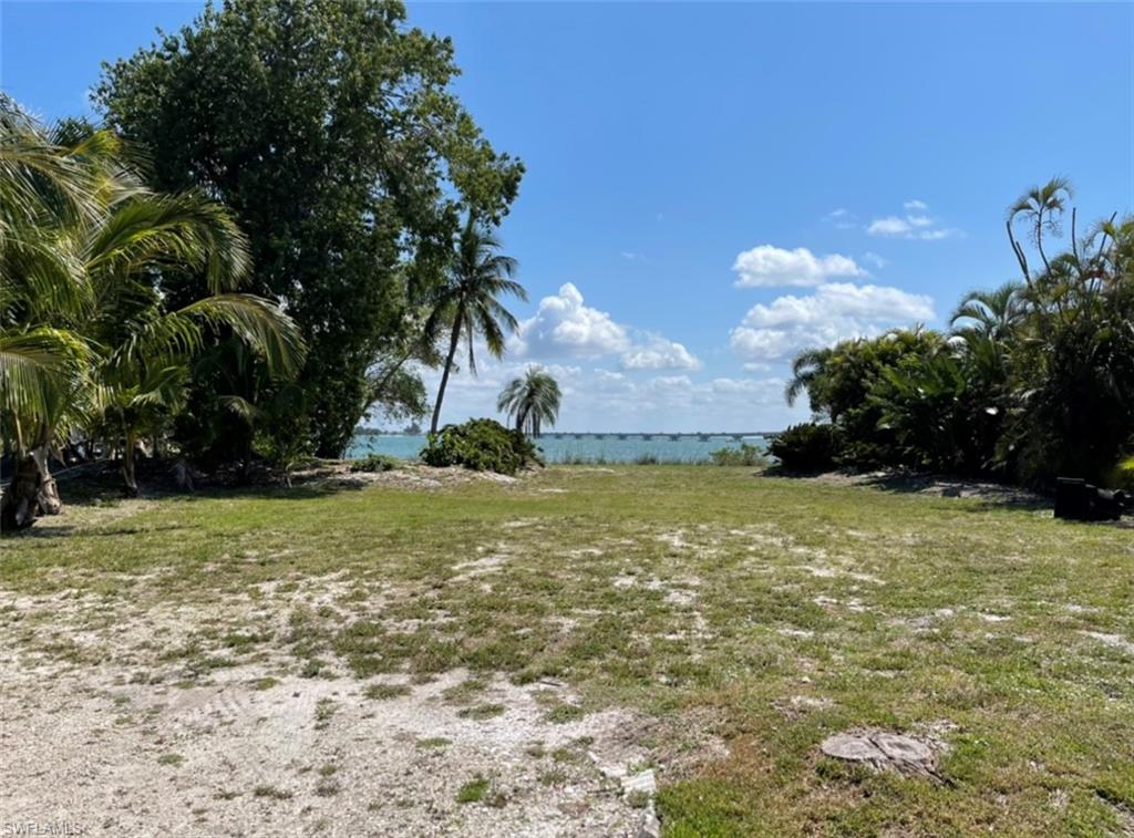 BAY BEACH - Land
