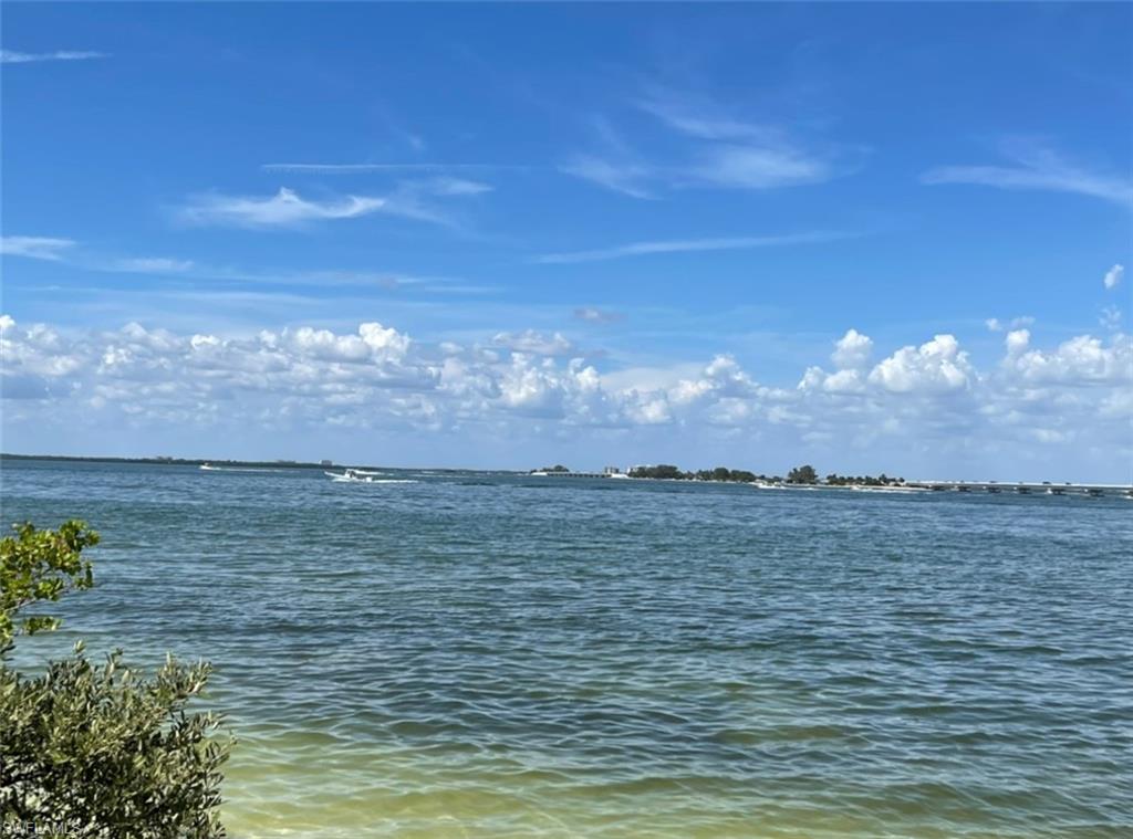 BAY BEACH - Land