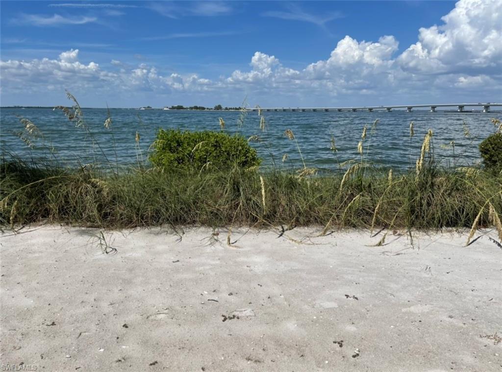 BAY BEACH - Land