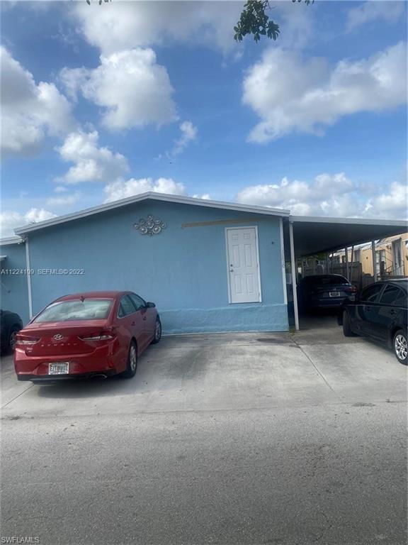 GREAT OPPORTUNITY FOR INVESTMENT. BEAUTIFUL HOME. 5 BEDS AND 4 BATHS. SPLIT IN 3
RENTS: 3/2 FOR $2,600. 1/1 FOR $1,200. + 1/1 for $1,100, EACH WITH KITCHENET (ERANGE + REFRIGERATOR
+ MICROWAVE). LAUNDRY UNIT OUTSIDE. POOL, TENNIS, PLAY GROUND.