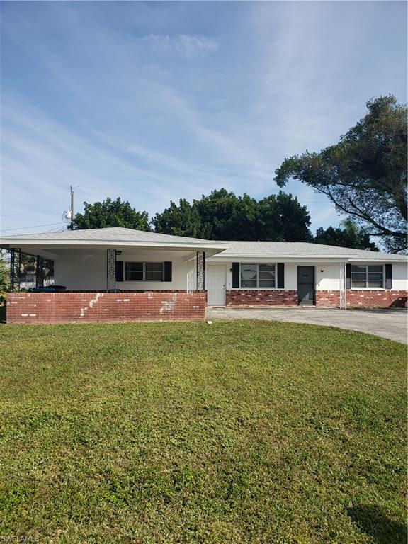 1 bedroom, 1 bathroom, 2 bedroom 1 bathroom with utility room with washer and dryer. 1 bedroom 1 bathroom rents for $875, 2 bedroom 1 bathroom rents for $995, long term tenants in place. Well maintained duplex within walking distance to wiin dixie and ace hardware, new roof, both units have screened lanais, unit a has a utility room for washer and dryer.