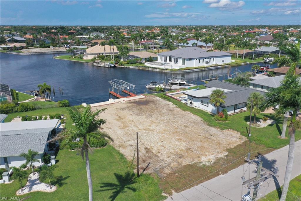 YACHT CLUB - Land