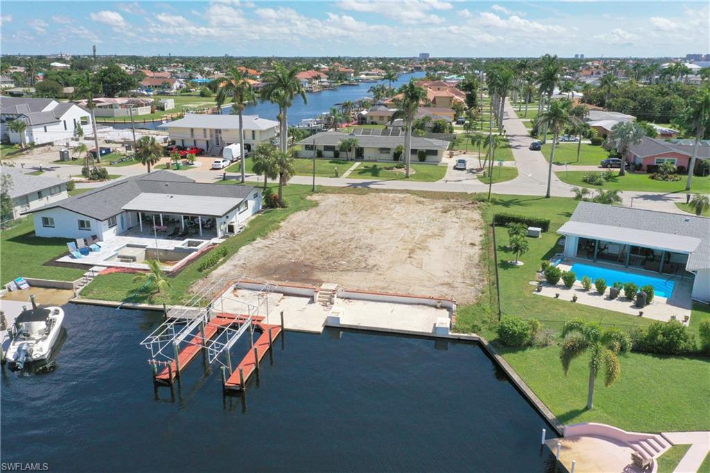YACHT CLUB - Land