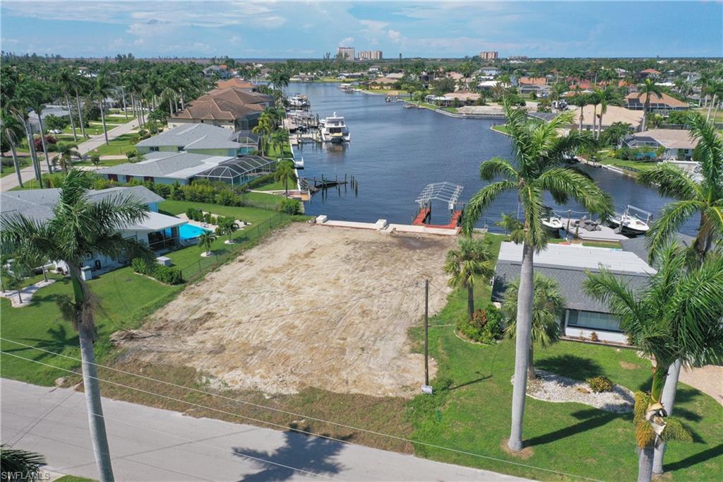 YACHT CLUB - Land