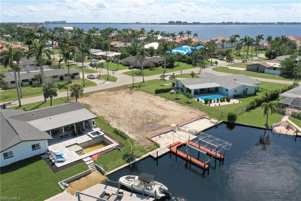 YACHT CLUB - Land