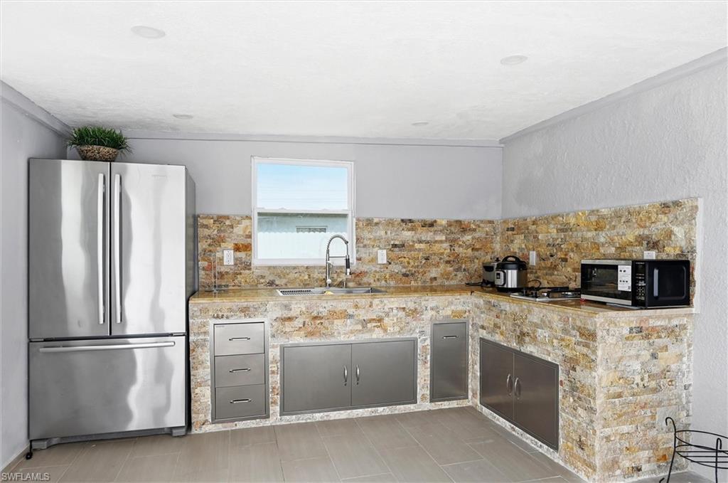 SABAL PALM GARDENS - Residential
