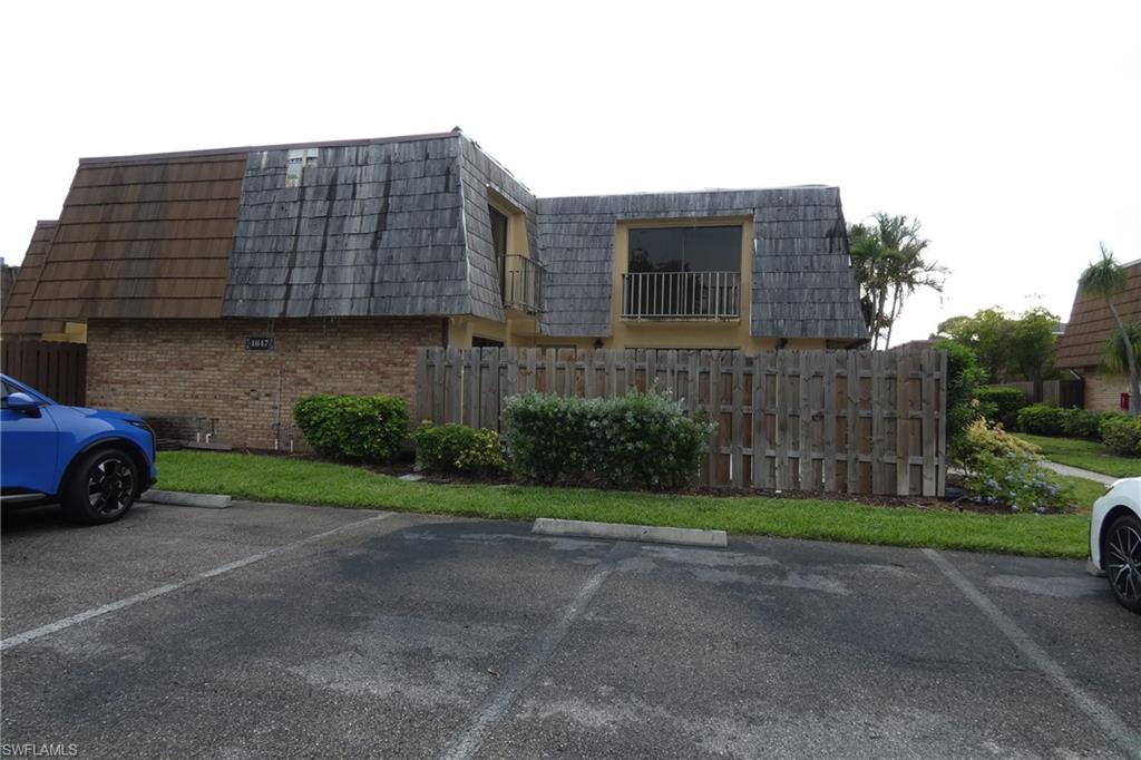 Parkwoods Townhome Community!  Close to all amenities of South Fort Myers.  FSW College is a few minutes away.  Easy access to the beaches, shopping Interstate 75 and more.  Community pool facilities for residents that are well maintained. All units in the development are attached single family homes. Perfect 2nd home in Sunny Paradise or purchase for new SWFL residence. 
Make sure to have this home on your list