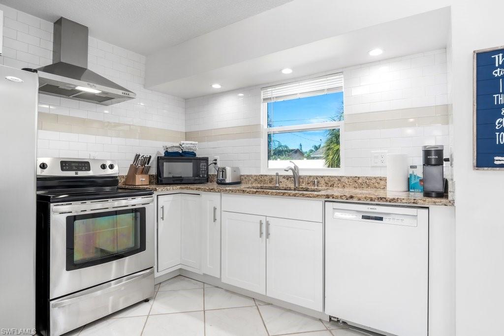 NAPLES TWIN LAKES - Residential