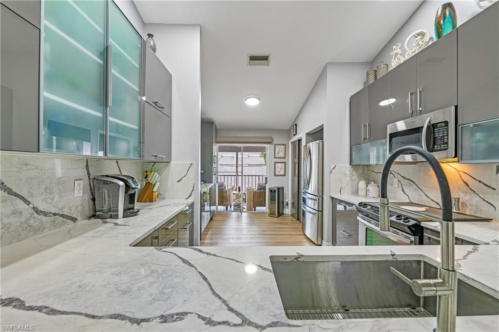 COUNTRY HOLLOW - Residential