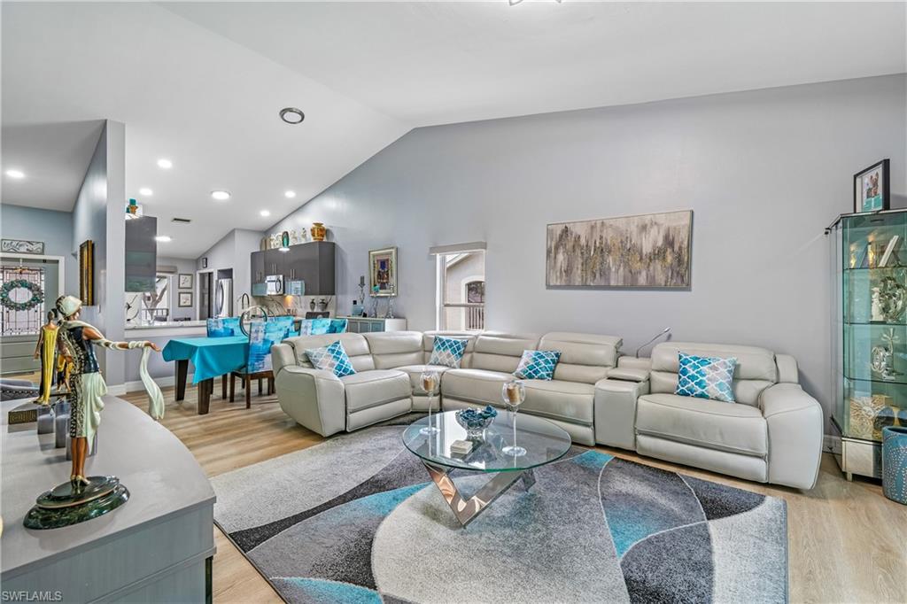COUNTRY HOLLOW - Residential