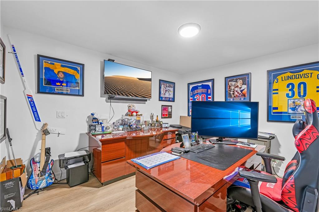 COUNTRY HOLLOW - Residential