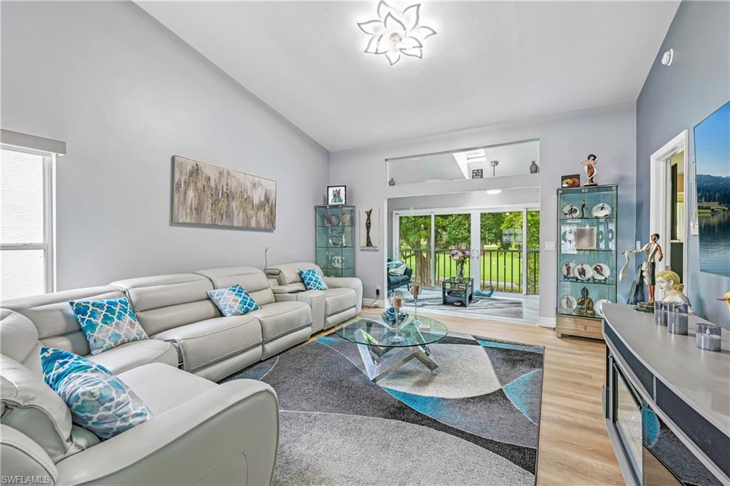 COUNTRY HOLLOW - Residential