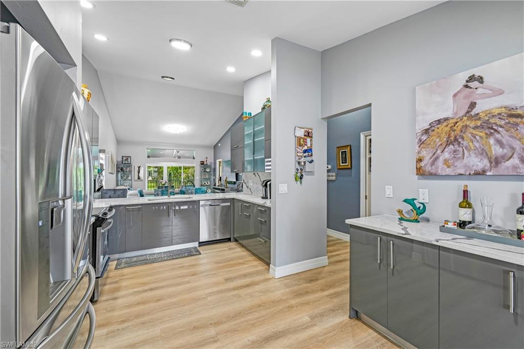 COUNTRY HOLLOW - Residential