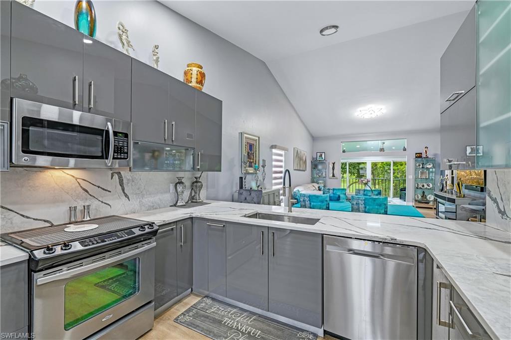 COUNTRY HOLLOW - Residential