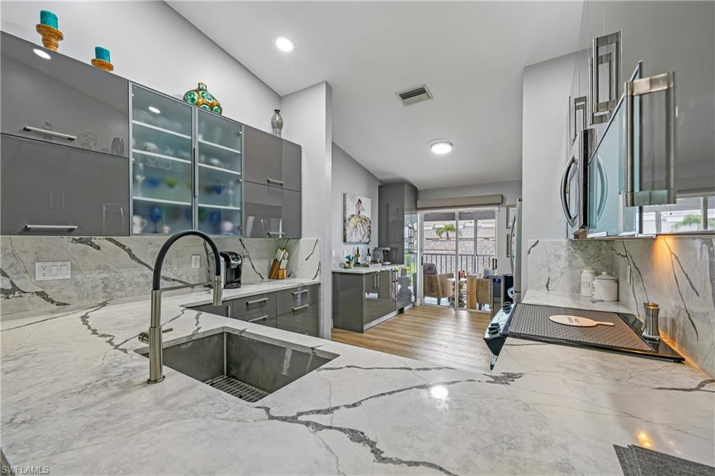 COUNTRY HOLLOW - Residential