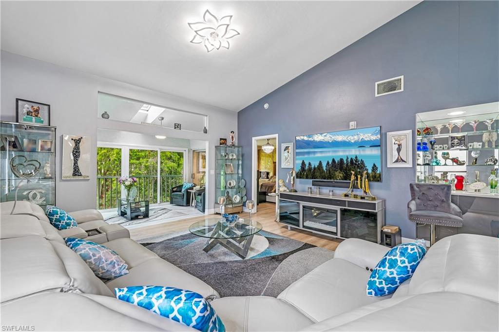 COUNTRY HOLLOW - Residential