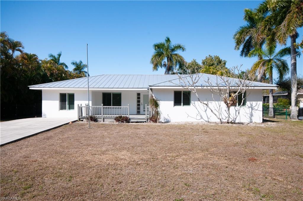 BAYSHORE IN TURNER OAK HILL AREA, POOL HOME  TOTALLY RENOVATED INSIDE AND OUT. FENCED IN BACKYARD. GREAT HOUSE FOR PRIVACY, ENTERTAINING IN BACK YARD WITH FIRE PIT, GAZEBO OVER DINING AREA, AND SALT  WATER POOL JUST OFF THE MAIN SUITE.  3 BEDROOMS WITH LARGE CLOSETS, PLANTATION SHUTTERS ON ALL WINDOWS. OPEN FLOOR KITCHEN DINING AND LOUNGING. SEPARTE FAMILY ROOM FOR TV WATCHING, OFFICE, OR GUEST SUITE. LARGE LAUNDRY ROOM. PET FRIENDLY WITH REFERRALS. PEACEFUL AND QUIET STREET, TUCKED BACK ON A BEAUTIFUL NEIGHBOR HOOD.  HUGE SCREENED LANAI AND LARGE FRONT PORCH.  WALK TO BOTANICAL GARDENS AND POCORN, ICE CREAM STORE ON CORNER OF BAYSHORE. DECOR IS ALL WHITE AND GREY.  NO GARAGE,