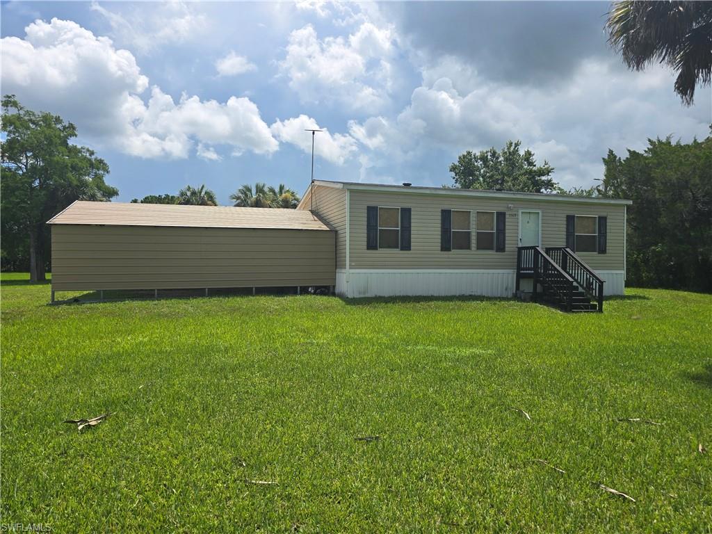 Come live the country quiet life on this 1.16 ac lot with a 2020 3/2 manufactured home.
This home has been very well maintained and waiting for a new owner.