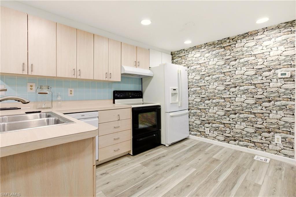 HOLIDAY TRAVEL PARK - Residential