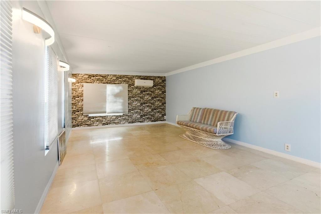 HOLIDAY TRAVEL PARK - Residential