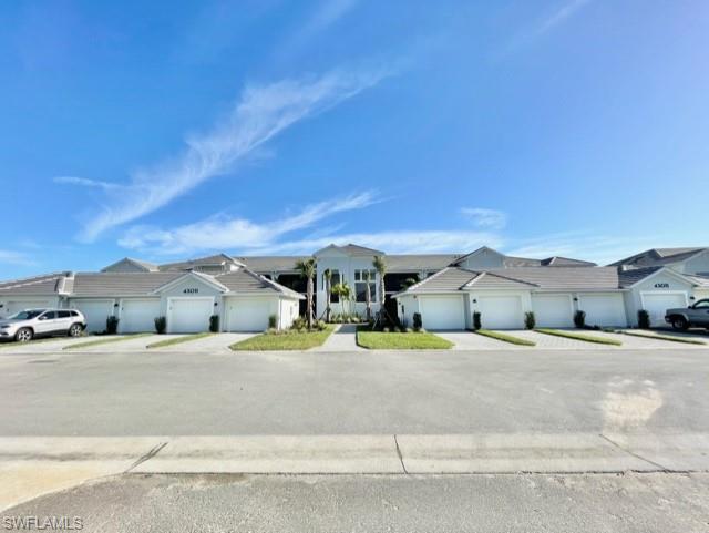 ***GOLF MEMBERSHIP*** Babcock National is in Babcock Ranch. This stunning golf and country club community is situated on the northeast
side of Founders Square across Lake Babcock. This Veranda Condo is a 2 Bedroom + Den, 2 Bathroom, 2nd Floor with Golf Course and Lake
Views!! Transfer fees and golf cart/green fees applicable.