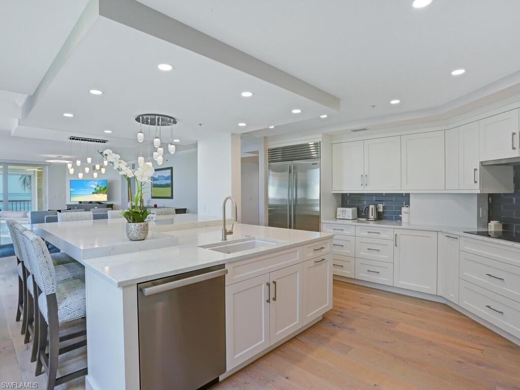 BEACH HOUSE AT NAPLES CAY - Residential
