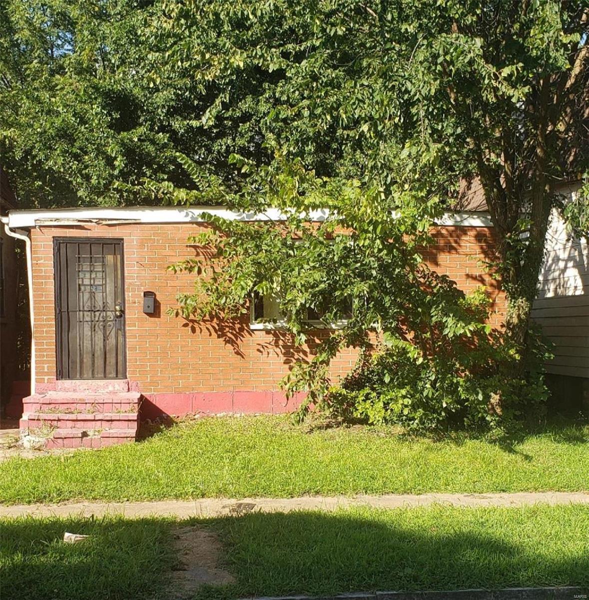 NEW PRICE!!!  SINGLE FAMILY WITH GREAT POTENTIAL. THE EXTERIOR APPEARS SMALL, INSIDE IS BIGGER THAN YOU EXPECT. LIVING ROOM, SEPARATE DINING ROOM, 2 BEDROOMS, A HALF BATHROOM, AND A CEDAR CLOSET IN THE BASEMENT (yes cedar closet). SCHEDULE YOUR APPOINTMENT TODAY. THIS PROPERTY IS BEING SOLD AS-IS, SELLER WILL NOT MAKE ANY REPAIRS AND/OR PROVIDE ANY INSPECTIONS. PLEASE USE SPECIAL SALES CONTRACT, WHEN MAKING AN OFFER, INCLUDE PROOF OF FUNDS OR PRE-APPROVAL LETTER.