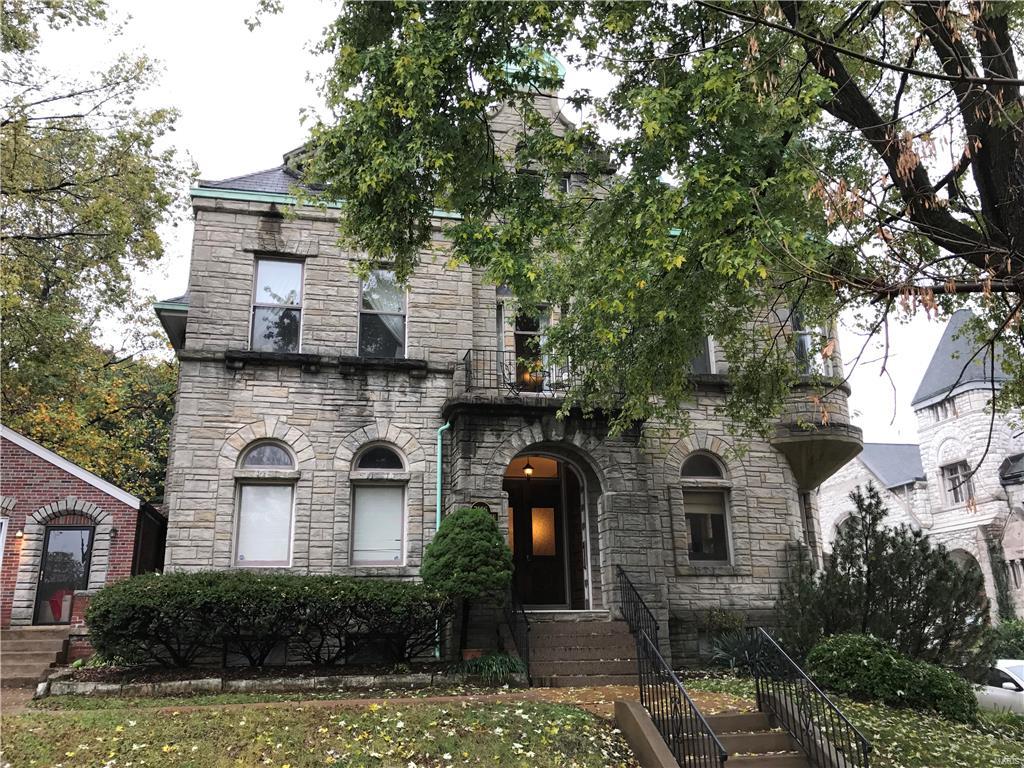 Enjoy Lafayette Square living at its finest. This garden style condo features updated kitchen with custom cabinets, granite countertops and stainless steel appliances. Open family room with washer and dryer in with spacious bedroom with walk in closet and full bath. Great location with park located across the street and easy highway access. Location: City