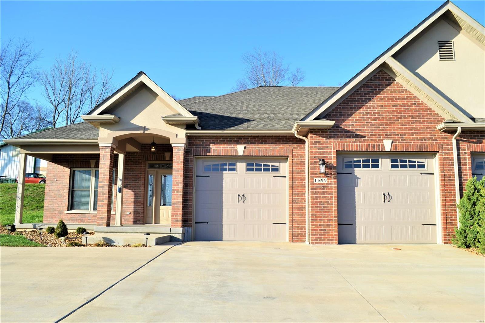 Condo/Villa located on West end of Washington, easy access to everything.  
Beautifully finished w/ wood floors, large center island w/ lots of cabinets,  Spacious Master Bedroom with walk-in Closet, linen closet,
extra closet and duel vanity.  Sliding doors onto a private, covered patio w/ extra patio for BBQ.
Extra Storage room off 2 car garage that is heated and cooled.  Main floor laundry rm w/ sink and cabinets.
2nd bedroom and hall bath.