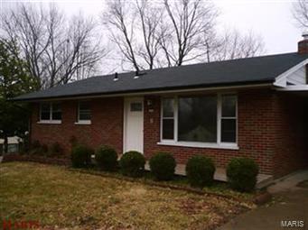 Beutiful  ranch for rent!all brick home, 3 bedroom, 2 full baths,Hardwood floor throught out, large kicthen and update cabinets, finished basement,huge covered deck in the backyard, 1 carpot and 1 covered car garage, extra space for storage,fresh painting, neutral color,for rent only!!