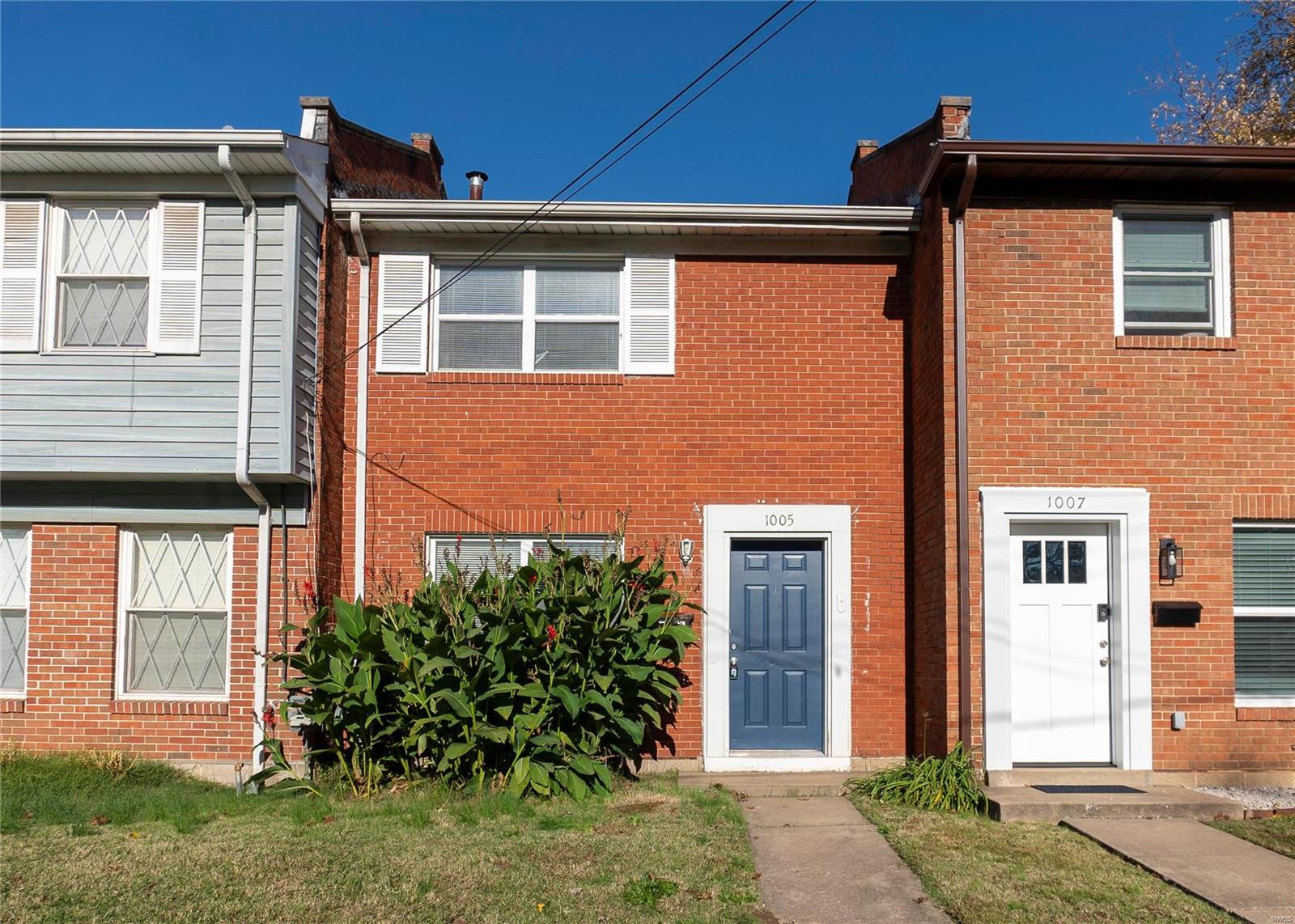 Affordable and adorable living just blocks from Lindenwood University, Blanchette Park, the Katy Trail, and more!
This 2 bedroom townhome in the Saint Charles school district is completely updated and move in ready. There is plenty of parking on this quiet street and a fenced yard to enjoy! Recent inspection available from the last sale. You do not want to miss this one.