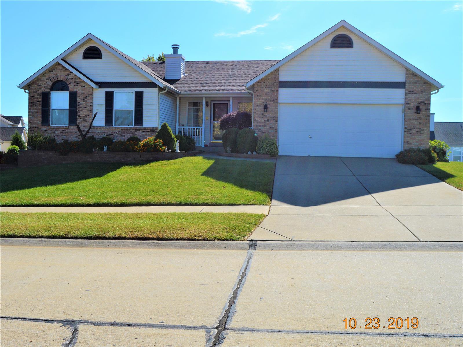 Rare find!! UPDATED ATRIUM RANCH!! your chance to get a hard to find atrium ranch home!! 3 large bedrooms, 2 full baths upstairs. The finished lower level has 1 bedroom and full bath, SAUNA, work out room his and her showers, large rec room and plenty of storage, Plenty of windows to let in natural lighting. Main floor laundry and an actual dining area. Approx. 3000 sq ft of living space!!! This is a beautiful home in sought after Bradford Place subdivision. Close to Page Ext. Very clean home!!