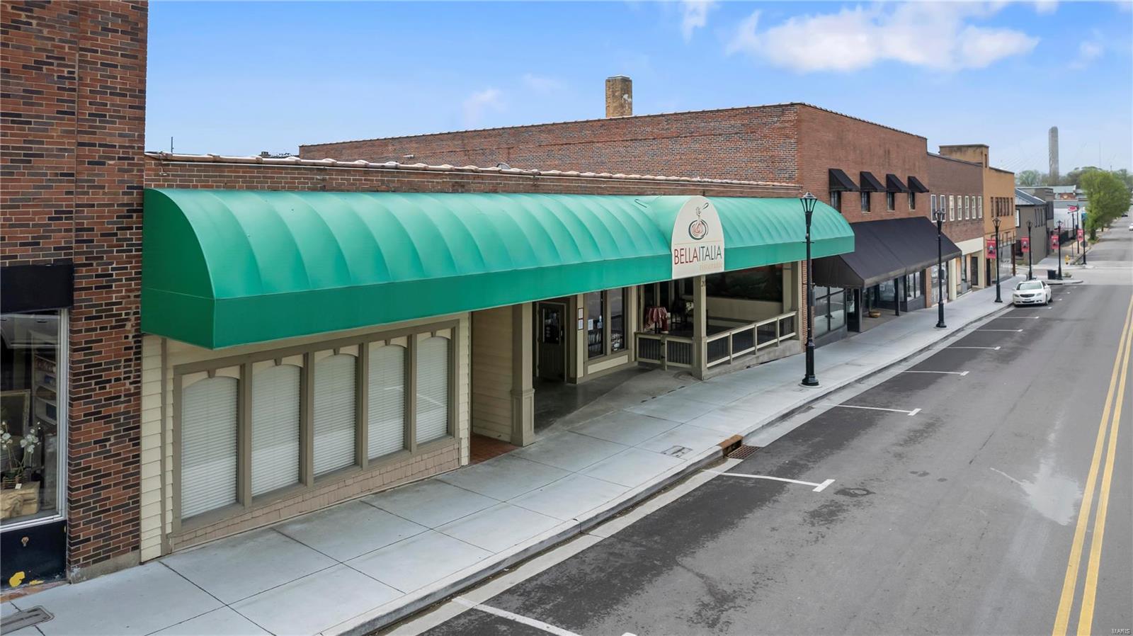 Located in historic downtown Cape Girardeau you will find 20 North Spanish Street. This 7,396 sq. ft. building has 3 sections: 60 seat banquet section, 135 seat main dining section and a bar section. In addition, there is also a covered, outdoor patio which seats 25. Kitchen is directly connected to the main dining room and to the banquet area. The building is constructed with I-beams so that the floorplan can be opened. Kitchen and restaurant equipment can be purchased separately. Location: City, Downtown, High Traffic