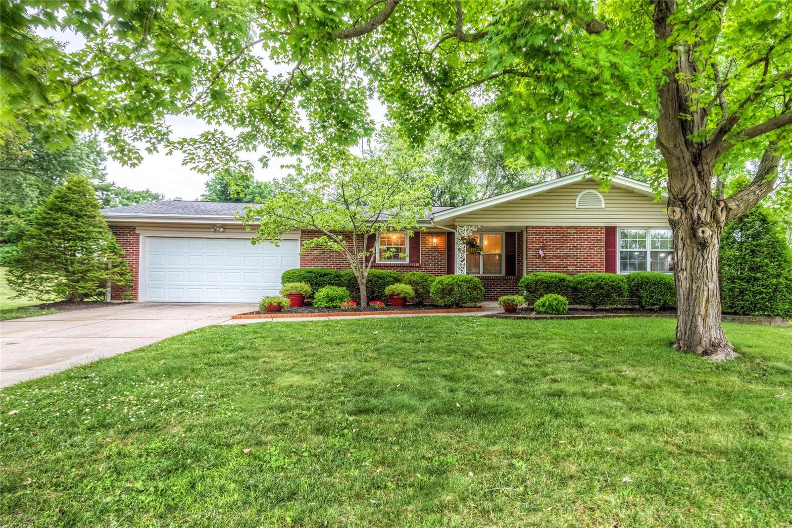 Simply Irresistible St. Charles Ranch in a serene, 1/3 acre park-like setting.  Just turn the key and move
into this beautiful 3 bedroom, 2 bath well-maintained home.  You will think it's been staged!  Maple
cabinets, silestone countertops, SS appliances, hardwood floors in the bedrooms, laminate and
ceramic flooring, large family room with faux brick wall, step down living room with built-ins.  Master
has a shower, LL is a blank palette to add your finishing touches.  Some Pella windows, 2 car garage and
no shortage of storage.
